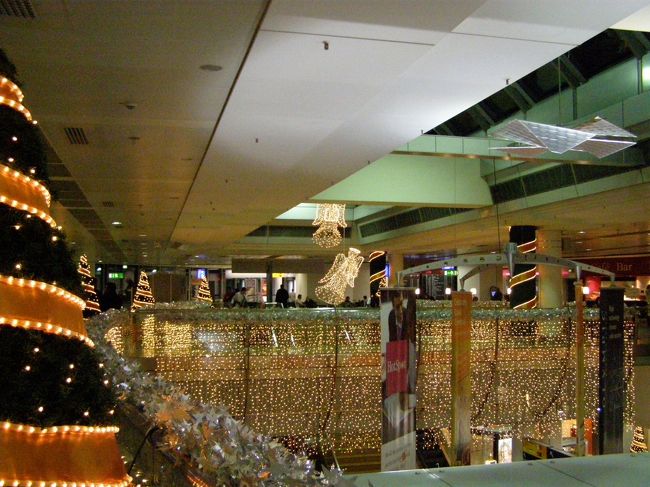 フランクフルトに到着。<br />クリスマスまでは1ヶ月少々ありますが、ディスプレイはすでにクリスマス！<br />