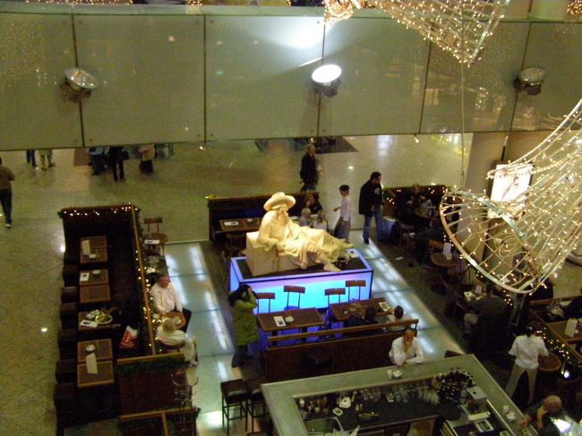 上から見下ろすと人が寝そべっています･･･<br />ゲーテの像のようですね