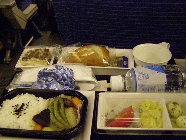 帰りの飛行機は全日空便。<br />うれしいペットボトルのミネラルウォーター