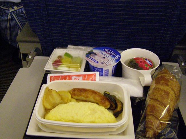 2回めの機内食はオムレツ。