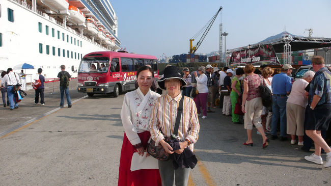 観光案内所のお嬢さんと、岸壁には小さなお土産屋さんが車で乗りつけてます。これも利権が絡んでいるのでしょうね。