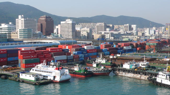 船上から見た街並みと沢山のコンテナ。