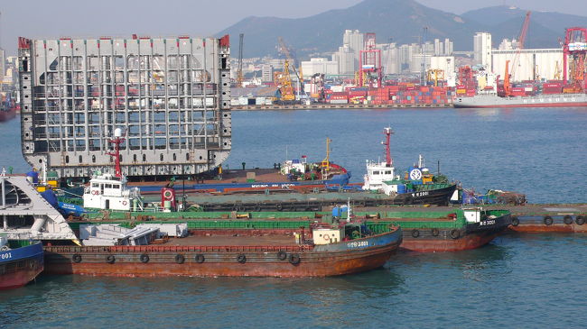 造船業が盛んです。船の輪切りが引き船に積み込まれています。