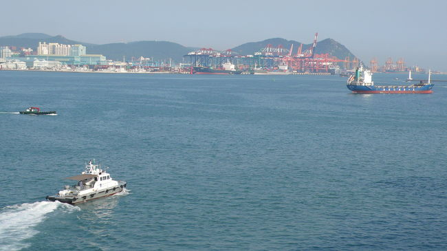 大小の船が行きかう釜山港。