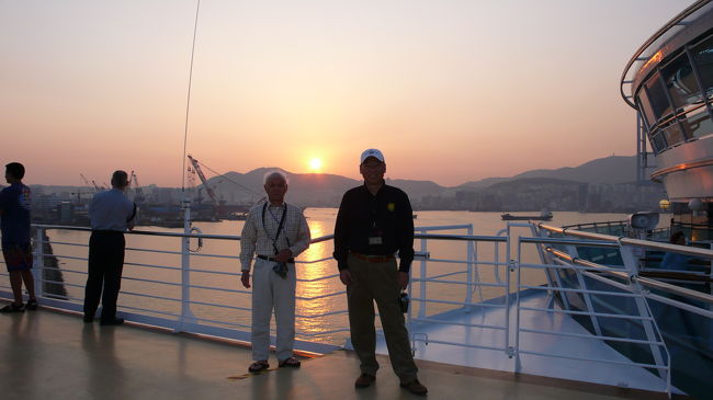 釜山港にまもなく夕日が沈む所です。