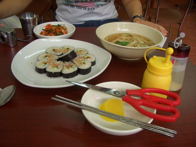 キンパ。はさみは冷麺用。<br /><br />「包んでください」と言ってゴシウォンで食べてました。