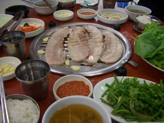 サムギョプサル。大阪の韓国で育った私が初めて食べた味！！☆５つ！！<br /><br />このお店はシンソルドンの裏通りにあって、１人前なんと４００円ほどでおなかいっぱいおいしいサムギョプサルが食べれる！！<br />ミョンドンのような観光地ではなく、現地の人が住んでいる場所に立地しているため見つけるのは難しいかな。見つけれたのはこの焼肉屋さんの上に住んでいたからです。（笑）<br /><br />ミョンドンの５分の１以下の値段で食べれます。<br /><br />韓国ではTVで出るほど有名らしく出たときのポスターがたくさんありました。<br /><br />表の撮ってこればよかったな。ごめんね！！