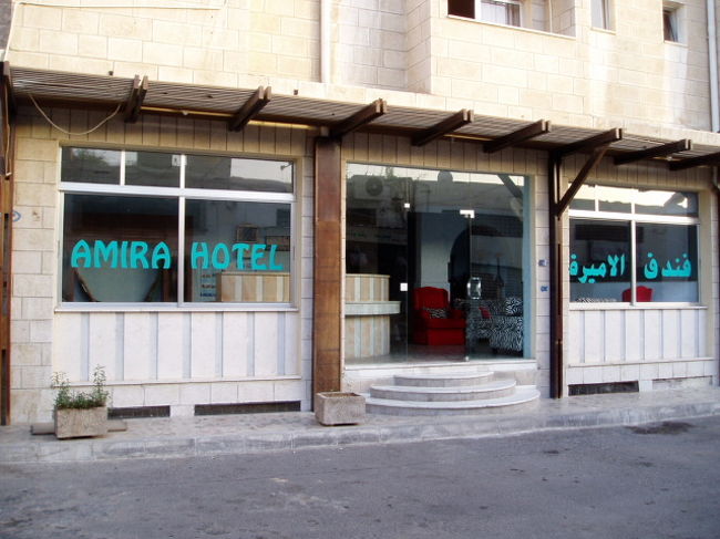 泊まったホテル・アミーラ。　マネージャーがダイブ・マスターだったので、色々ダイビング情報を貰う。　１泊１４ＪＤ。