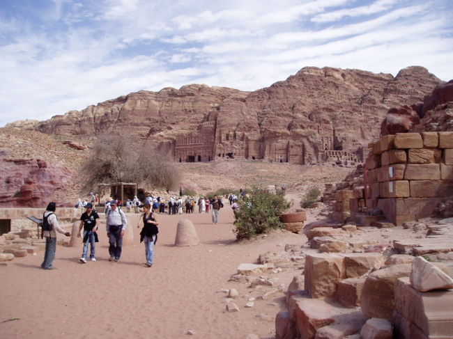広大な遺跡エリアには、多数の墳墓が見えます。　１日では、全部廻りきれません。