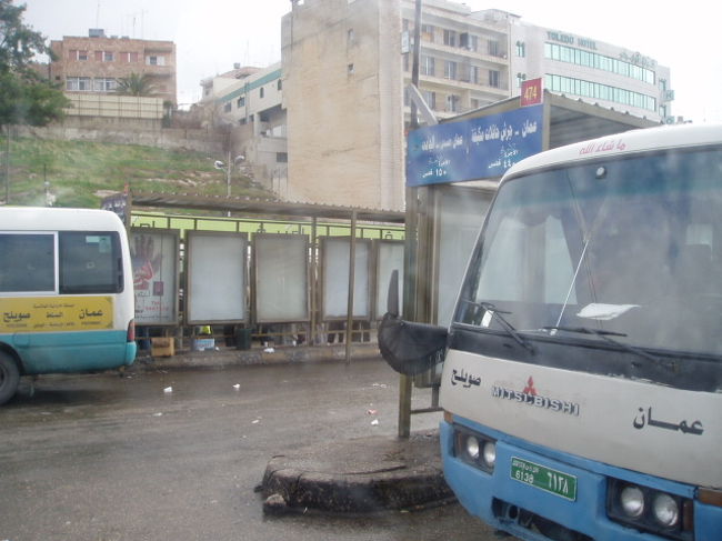 今日は、アンマン北部の「ジェラシュ」へ行ってみる。　乗合バスは、０．３５ＪＤ。