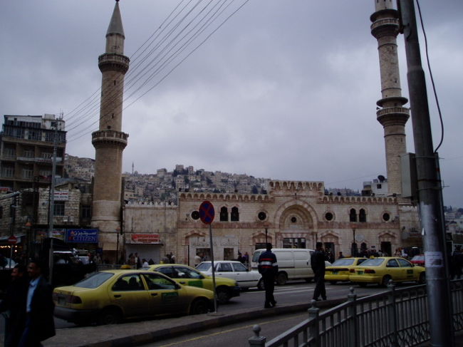 市場の近くのモスク。　移動の時の目印になる。　タクシー利用の時も、ここの名前を言えば、間違いなく到着できる。