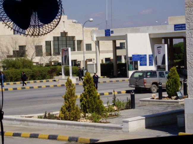 ここでヨルダン出国手続きをする。　出国税５ＪＤ。