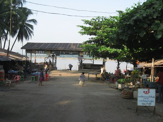 ここがモーラミャイン行きの桟橋。昼間ならば簡単に歩ける距離です。