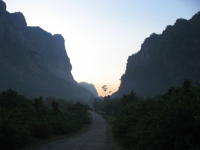 山峡に向かってゆくようで、気分が高まってくる。<br />目的の山は左側。<br /><br />山頂部を過ぎてしばらく行った先に参道入り口がある。