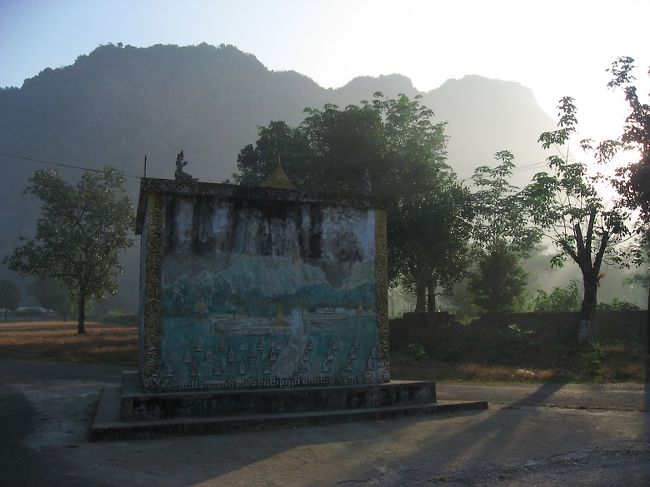 参道入り口。周辺には軽食・喫茶店が並んでいる。<br />写真正面奥が登山口。<br /><br />ちょっと休憩してジュースとお芋をいただく。<br />こうやって知り合っておくと、戻ってきたときにすごく喜んでくれて、こっちもとても嬉しい。