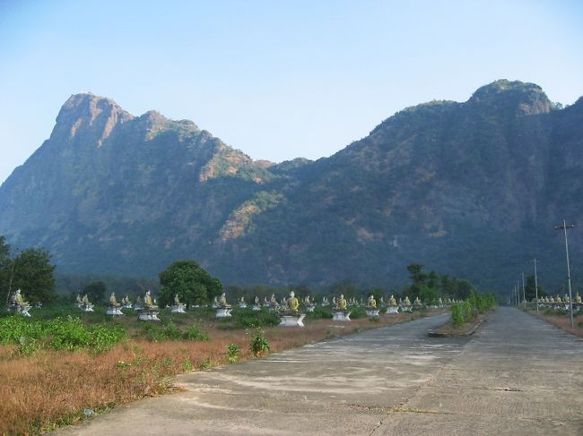 登山口には午前7時40分着。<br /><br />目的地は左側の山頂。