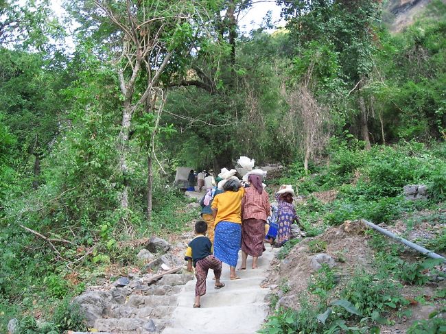 婦人部隊もやってきて、砂袋をしょって登ってゆく。<br /><br />この中をするすると追い抜いてゆくのもなんなので、何となく自分も背負ってしまう。<br /><br />とっても日本人的行動のような気がする。