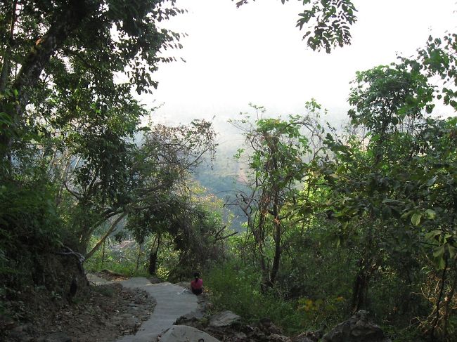 汗に砂がチリチリする。<br /><br />若者はひたすら自分のペースでどんどん登ってゆく。<br />自分も若者のつもりなので、どんどんと。