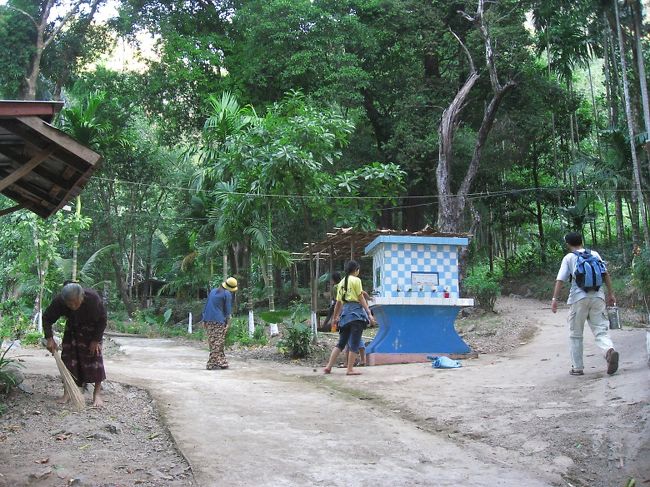 ここが五合目の休憩地点。お坊さんが激励の声を拡声器で投げかけている。<br /><br />若者達はここまで運んでUターン。麓まで戻ってから、また砂袋を再び運び上げる。<br /><br />僕はさらに上に登るので、お坊さんにここでいいですか、と尋ねたら、「まだ」。<br /><br />"日本"の単語がところどころ入るお経のように節のついた激励を背にすれば、登るしかない。