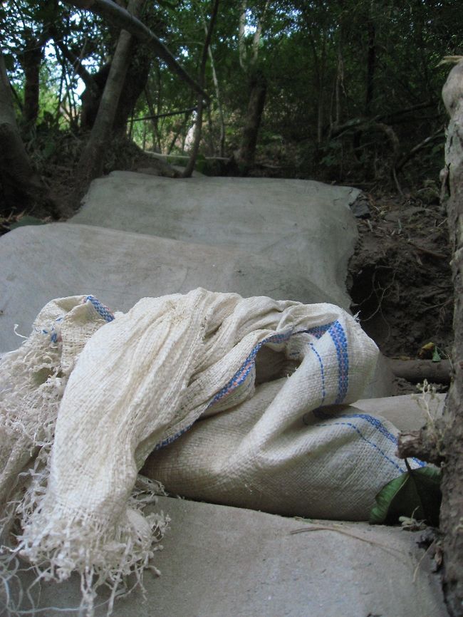 登っているときは、背中一杯に砂袋を運んでいる気分なのに、実際はこの程度。<br /><br />この先で舗装された階段は途切れ、待ち受けるお兄さんに砂袋をあずける。<br /><br />この砂を使って、どのくらいの階段が出来るんだろう。十分の一段程度にしかならないのかもしれないけど……<br /><br />それでもとても気分がいい。背中はまだ砂でちりちりするけど、胸を張って歩く。