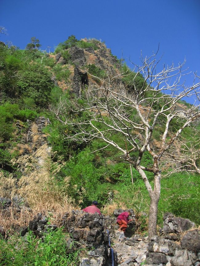 この丘を登りきると、やっと尾根道になる。
