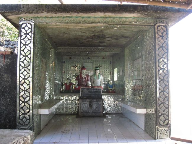 山頂直前には、カレン民族衣装を着た像。