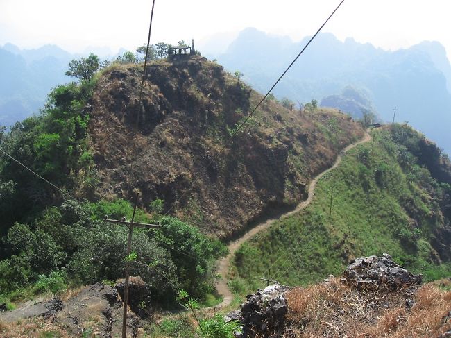 山頂手前から振り返る。<br /><br />サンダルはやめたほうがいいです。