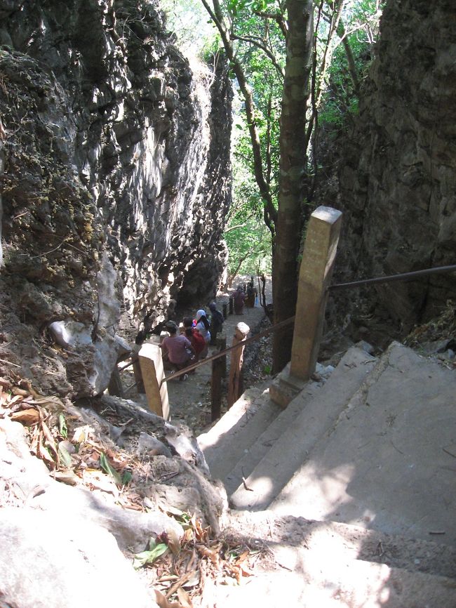 階段もかなり急です。<br /><br />(登りは写真を撮る余裕もなかった)