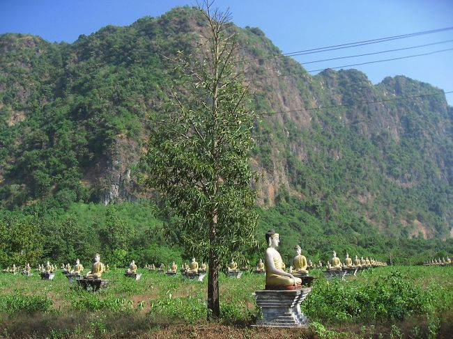 参道沿いには、仏像が並んでいる。