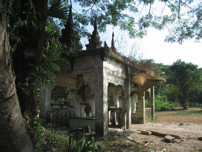 Zwegabin山の南側を東へ向かう。<br />古びれた小さな祠。