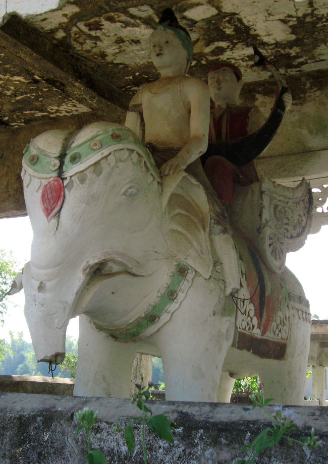 水牛の角はカレン民族の象徴。<br />女性の衣装も特徴的なもの。