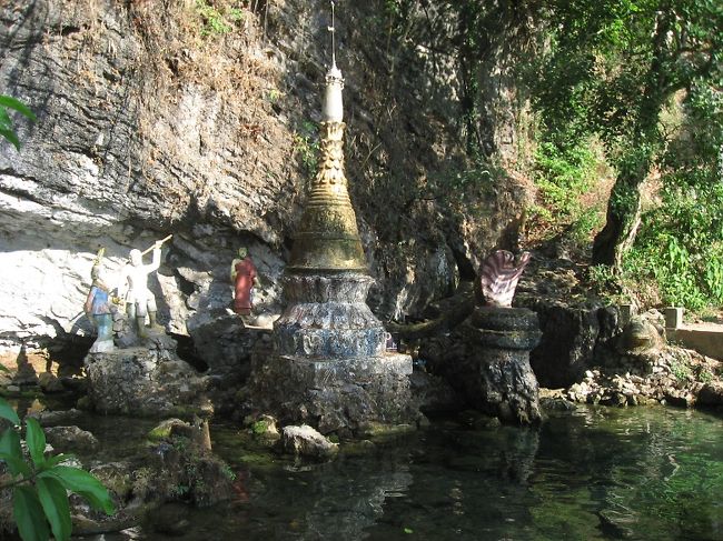 埃っぽい乾季のミャンマーで、これだけの水の恵み。<br />Zwegabin信仰にはこういう根っこもあるんだろう。<br />素でありがたい。奇跡とも思える。