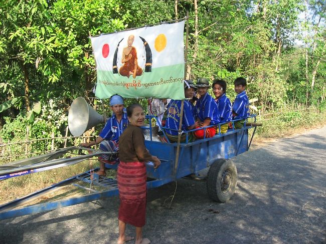 カレン新年に向けての寄付金集め。<br />ちょっと多めに寄付したら(それでも50円ほど)、あとで追いついてきて領収書みたいなものをくれた。