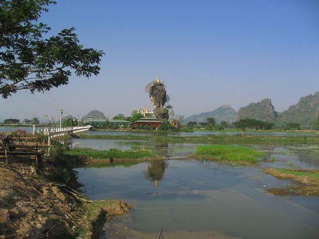 池のまん中にあるKyauk Ka Lap<br /><br />