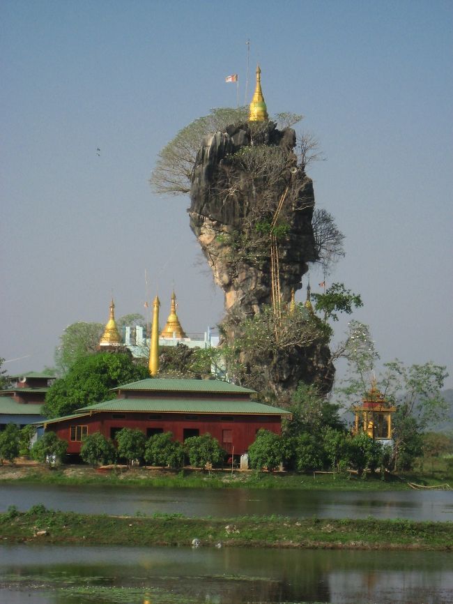 すごい……んだけど。<br />自然の造形の妙に対する感受性は、すでにオーバーヒートぎみ。<br /><br />水に囲まれた静かなお寺の夕暮れ前、淡々とした修行の暮らしの中、水浴に向かいふっと息を抜く小坊主さん、そんな姿にむしろ心が惹かれた。