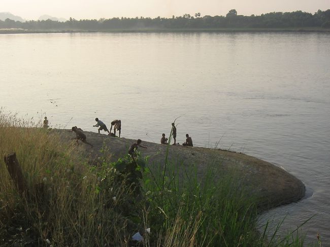 最後はサルウィン川に沿ってパアン市街へ。<br />結構疲れた。