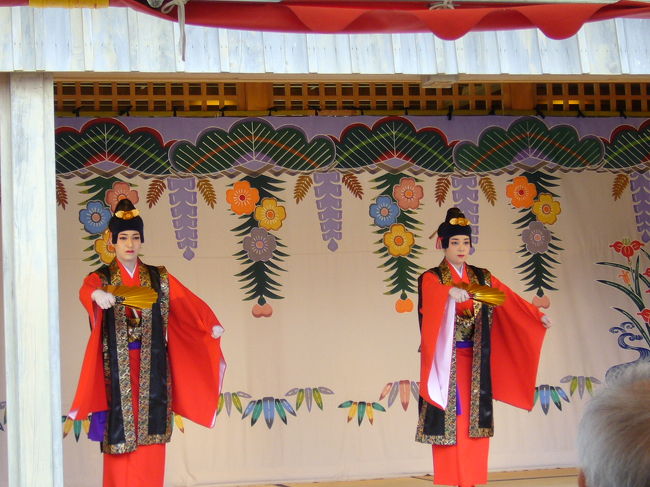 手前の広場で琉球舞踊が披露されていました。美しい動きで見入ってしまいました。