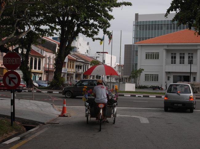 トライショーを後ろから撮影。ホテルのあるバトゥ・フェリンギ周辺のトライショーと装飾が違いました。バトゥ・フェリンギのものは電飾系が強く夜目立つタイプですが、ジョージタウン周辺の方が全体的に地味でした。