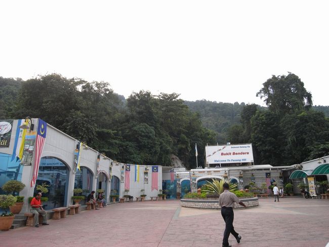 タクシーでペナンヒル行きのケーブルカーのりばまで約３０分かけて到着。