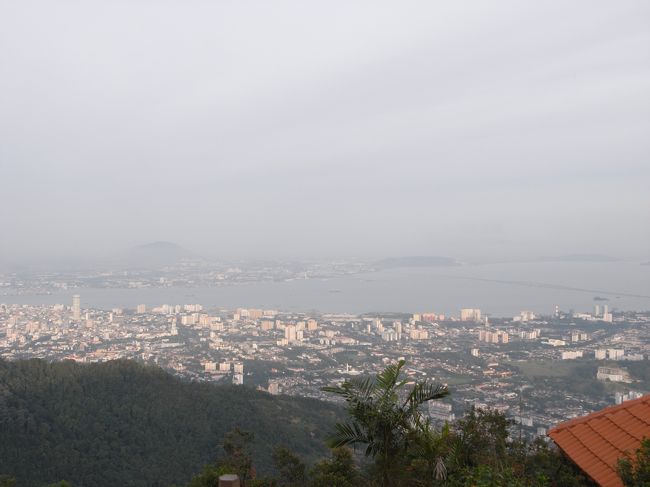 ジョージタウンの方角です。左側に見える一番高いタワーは町のランドマーク、コムターです。この景色が後ほど夜景になります。