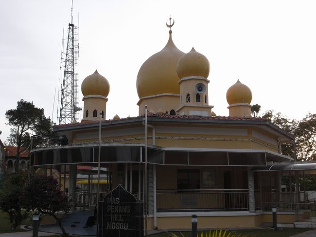 またすぐ隣に今度はモスクです。<br />先ほどのサウジアラビアの方がモスクについて教えてくれました。