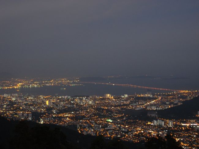 暗くなってきました。<br />正面に見えるのはペナン大橋です。