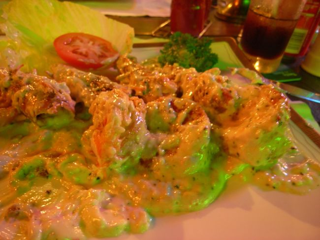 ホテル近くに戻り夕食を。<br />たまには屋台ではなくレストランでロブスターを注文。緑色になっているのはネオンの明りが反射しているためです。実際にはタルタルソースです。<br />これもまたおいしかった。