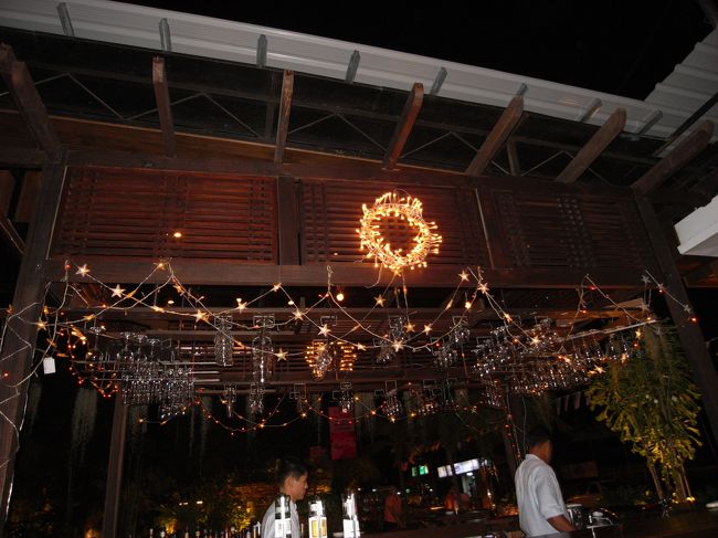 レストランの中。フェリンギガーデンというレストランです。従業員も気がきくし屋台と比べると非常に高いのですが、エビなど時価となっているものは重さを量ってくれ金額を教えてくれるので安心です。