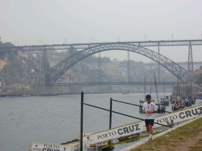 ポルトの河にかかる大きな橋です。