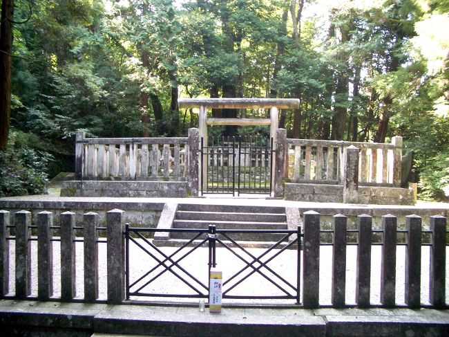 ■想い出さがし奈良１１５０ｋｍの旅<br /><br />●吉野如意輪寺<br />「後醍醐天皇陵」<br />　ここで妻と記念写真を撮っています。