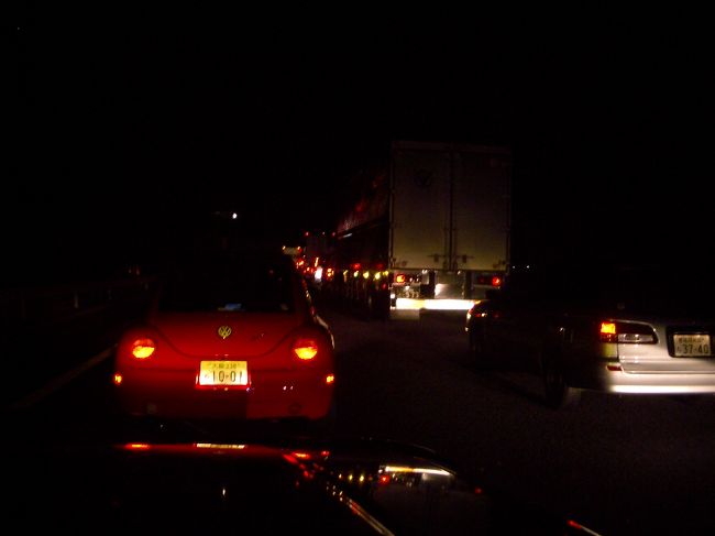 ■想い出さがし奈良１１５０ｋｍの旅<br /><br />●岡山付近<br />　奈良へ向けて想い出さがしの旅行です。<br />　朝早く出発したのですが、このとおり渋滞！！<br />　３０分くらい待ちました。通過するときにわかったのですが、スポーツカーが横転！一人相撲のようです。<br />　運転者らしき人は無事のようでした。