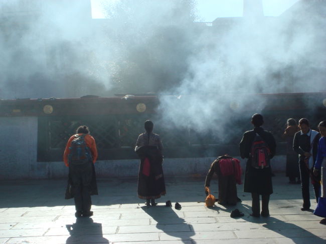 ラサは今観光シーズン真っ只中で、とりあえず観光客が多い… <br />昨年ラサに鉄道の駅ができたため、中国本土からのアクセスも<br />よくなり、毎日大量の中国人を輸送してくる… <br />そのため、メインの観光地「ポタラ宮」は、２週間前までは朝<br />の９時ごろ行けば取れたチケットが、今では夜中の４時から並<br />ばないと取れないプレミアチケットとなってしまってる… <br />ここまできたならばと、がんばって夜中の３時に起き、４時に<br />並びに行き、何とか１０時にプレミアチケットを手にすること<br />ができた。。。（標高3600ｍの夜は寒い…） <br />チケットを持ちポタラ宮に入るものの、意外ととんなものかと<br />いう程度のものに、ちょっとがっかり… <br />宮内は完全に写真撮影を禁止されてるし…