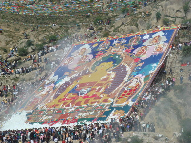 開帳されると下で見ていた、人達がどんどん上に上がってきて、もうこっちは身動きが取れなくなってしまった… <br />とりあえずデジカメだけは保護しながら、通勤ラッシュの電車を全車両逆に行くような感じで、もみくちゃにされながら脱出成功。。。 <br />時には四つ這いになり、時には人の手を借り、服は砂だらけになってた。。。 <br />でも４２×３４ｍの大タンカは見ごたえがあった。。。 <br />