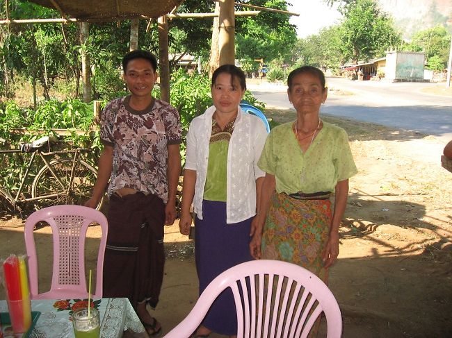 前述した麓の軽食やさん。<br />戻ってまいりました。<br />気に掛けていてくれてありがとう。<br /><br />まだ午後2時なので、もう少し自転車で散策する。